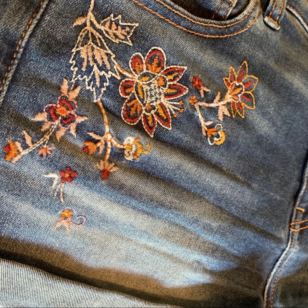 American Eagle embroidered high waisted shorts